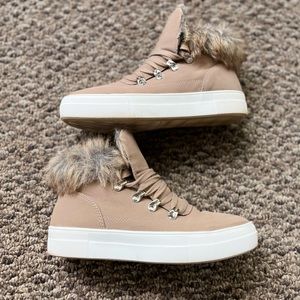 Hightop Sneaker with fur trim